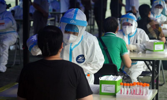 Người dân TP Đại Liên thuộc tỉnh Liêu Ninh (Trung Quốc) xét nghiệm COVID-19 hôm 14-11. Ảnh: CGTN