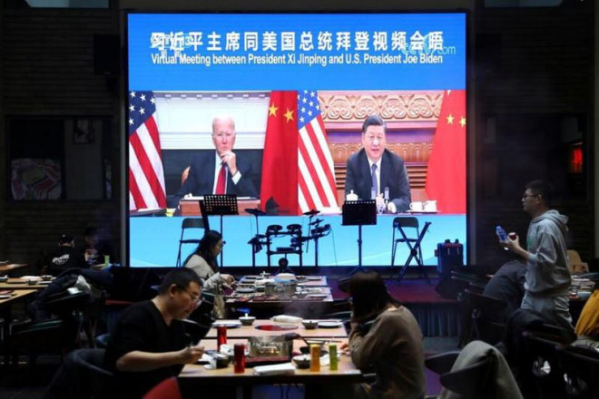Hình ảnh hội nghị thượng đỉnh giữa ông Biden và ông Tập được chiếu tại một nhà hàng ở Bắc Kinh. Ảnh: REUTERS