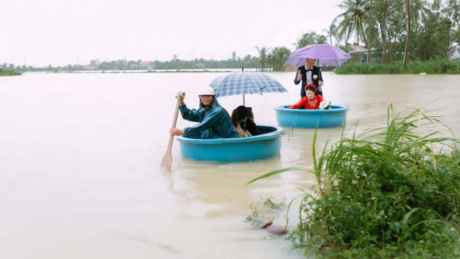 Con đường vào nhà chú rể bị ngập sâu trong nước khiến việc rước dâu gặp khó khăn. Ảnh: Võ Thành Lượng