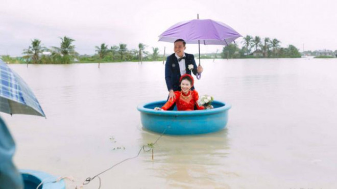 Dù vậy, cả hai đều tỏ ra rất vui vẻ trong ngày rước dâu đặc biệt này. Ảnh: Võ Thành Lượng