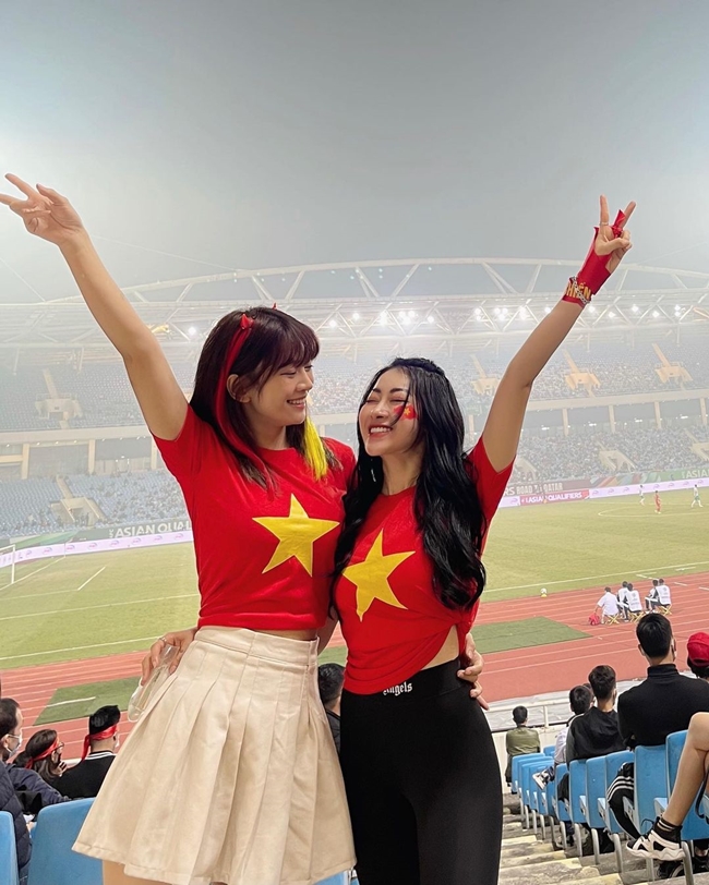 Mới đây, Lê Bống cùng hot girl phòng tập khác là Nguyễn Mai Sương có tới SVĐ Mỹ Đình để cổ vũ đội tuyển bóng đá Việt Nam.
