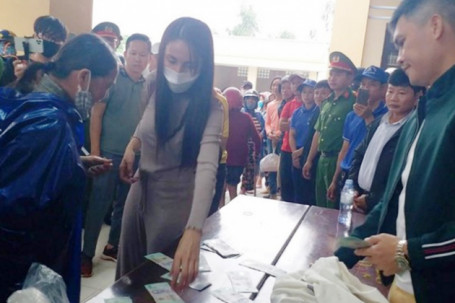 Tiền từ thiện ca sĩ Thủy Tiên trao ở Quảng Trị giảm so với báo cáo ban đầu khoảng 4 tỷ đồng