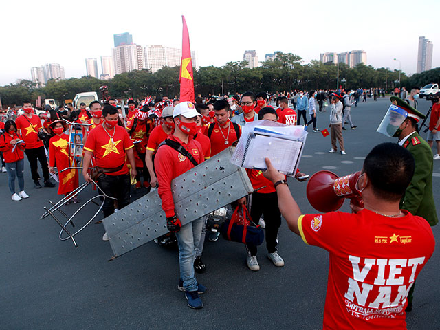 Cổ động viên đến cổ vũ đội tuyển bóng đá Việt Nam thi đấu với Nhật Bản ngày 11/11