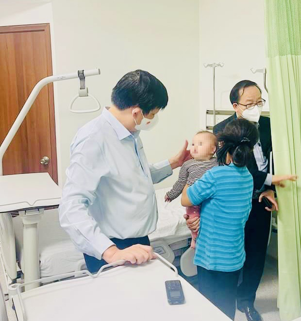 Bộ trưởng Bộ Y tế Nguyễn Thanh Long thăm, trò chuyện với gia đình cháu bé bị tiêm nhầm vắc-xin đang theo dõi sức khoẻ tại Bệnh viện Saint Paul ... Ảnh: T.Q- SKĐS.