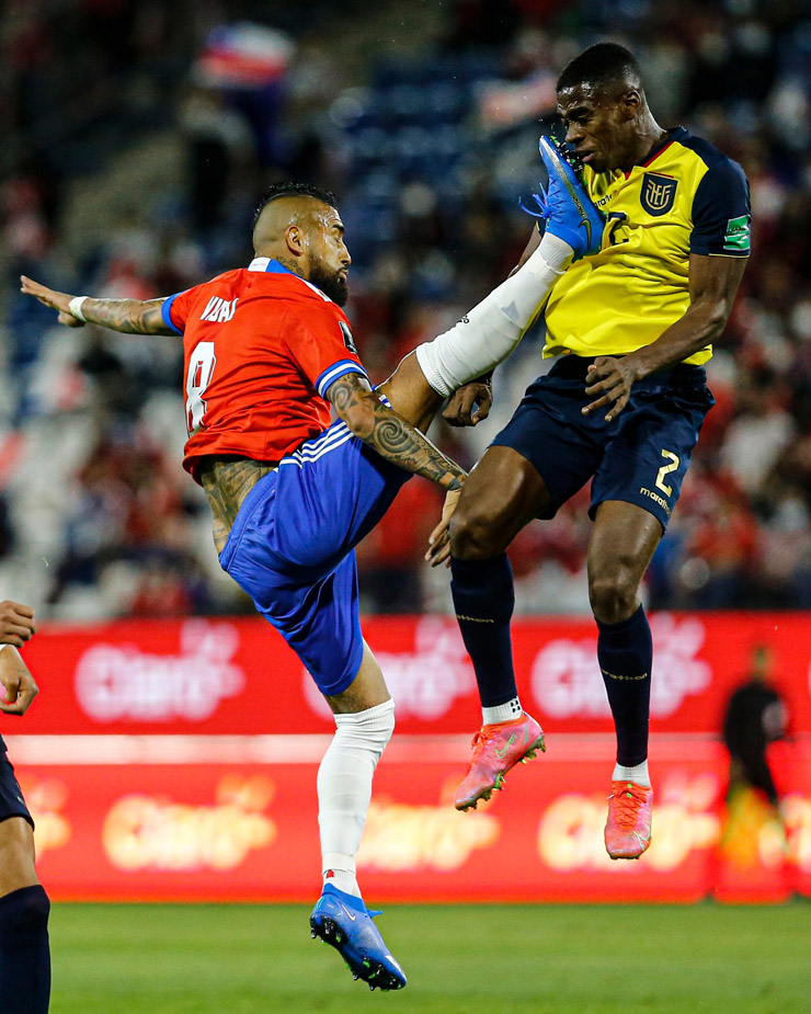 Cú đá kungfu của Arturo Vidal vào mặt của Felix Torres khiến ĐT Chile sớm phải chơi thiếu người trong thế bị đối thủ dẫn bàn