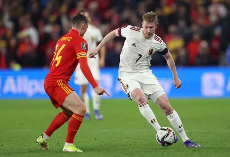 De Bruyne (áo trắng) ghi bàn vào lưới Xứ Wales