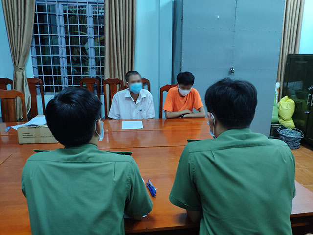 P.T. (áo cam) cùng người giám hộ làm việc với Công an tỉnh Lâm Đồng - Ảnh: Công an Lâm Đồng