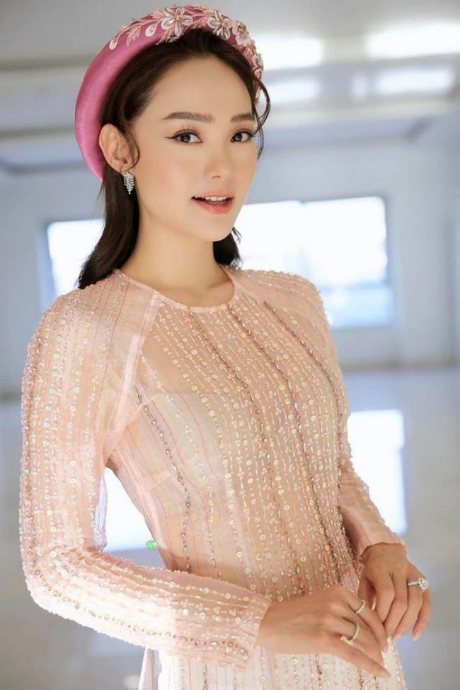 Lỗi thời trang mà mỹ nhân Việt mắc phải nhiều nhất chính là khi mặc áo dài mỏng.
