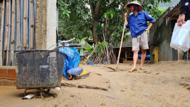 Bùn đất vùi lấp nhiều tài sản của người dân