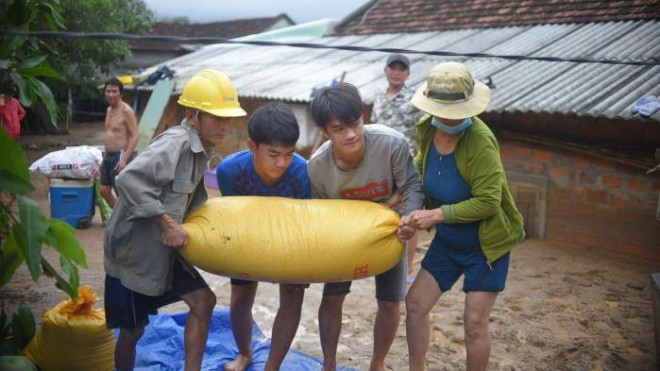 Người dân khẩn trương đưa nông sản đi phơi để tránh ẩm mốc