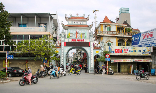 Tại chốt kiểm soát dịch ngõ 54 đường Lê Quang Đạo, người dân ra, vào làng tập trung quét QR ở hơn 20 điểm đã được lực lượng chức năng bố trí sẵn