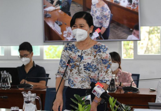 Bà Nguyễn Thị Huỳnh Mai, Chánh Văn phòng Sở Y tế TP.HCM, trả lời tại họp báo. Ảnh: TÁ LÂM