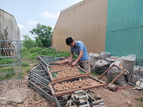 Anh làm các sản phẩm&nbsp;như: nhang và vòng tay.