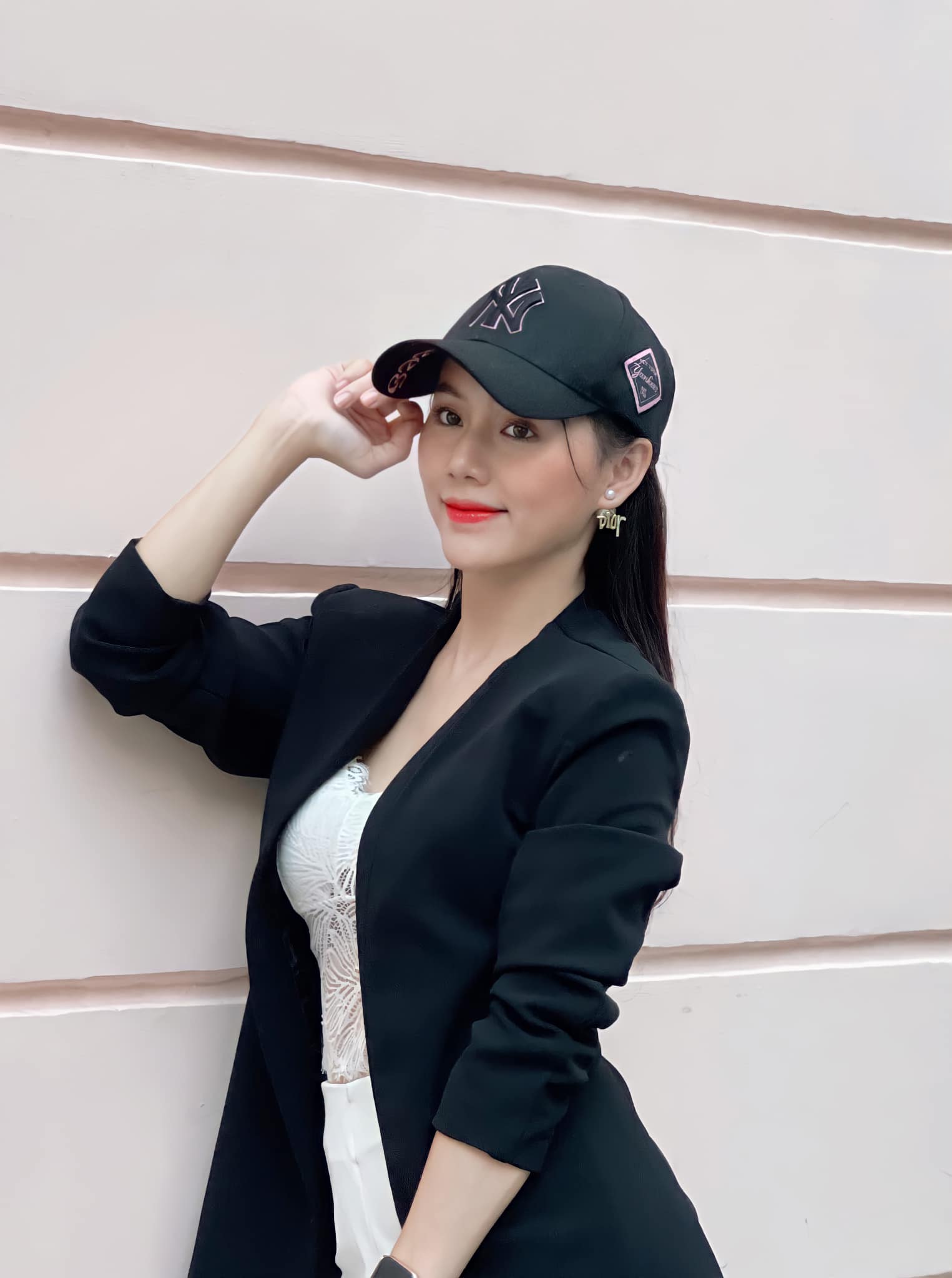 Minh Thu đầy năng động nhưng vẫn cuốn hút trong khi diện&nbsp;áo blazer đen dáng dài kết hợp cùng áo ren