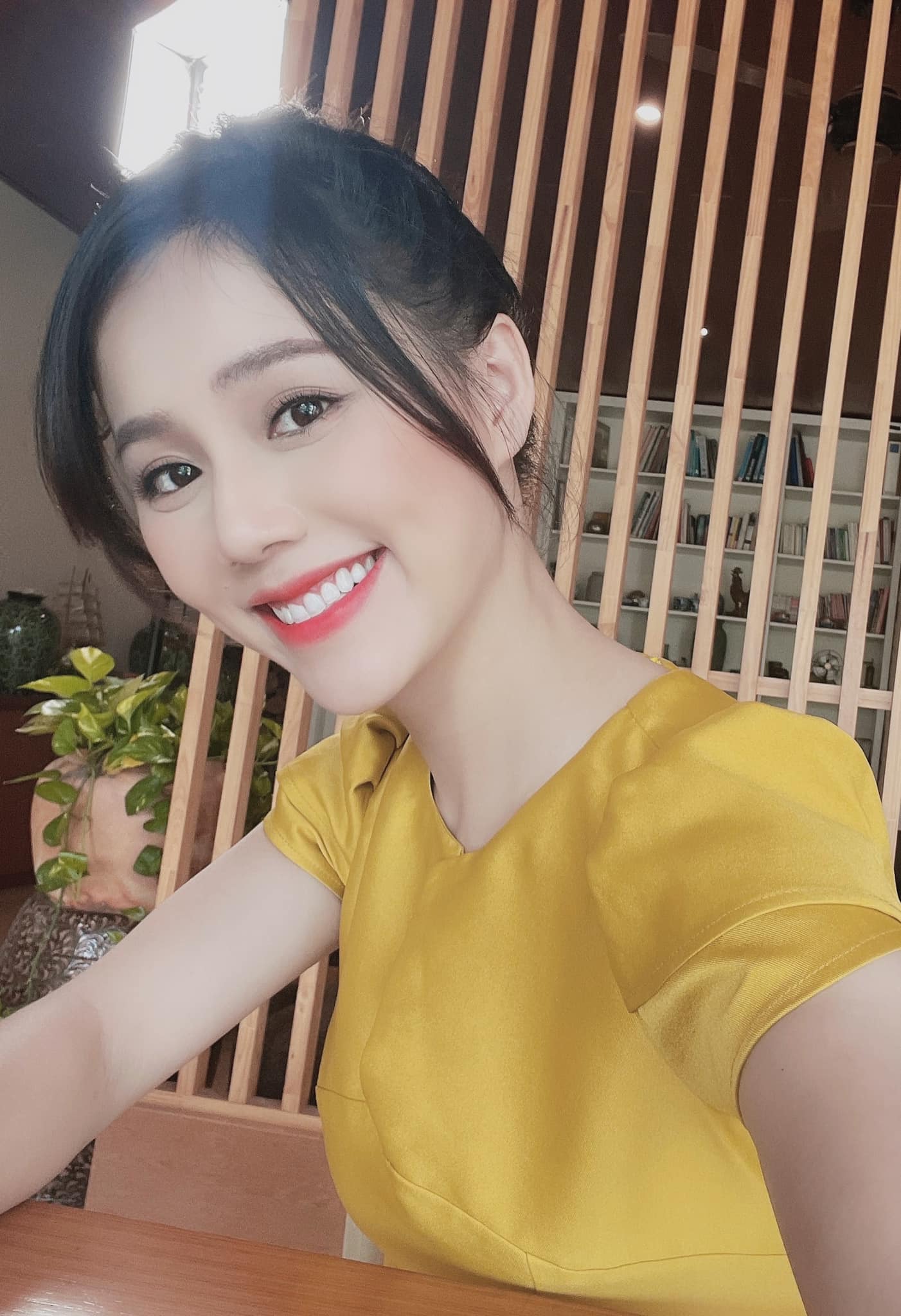 Minh Thu trang điểm nhẹ nhàng&nbsp;trong các bức hình đời thường