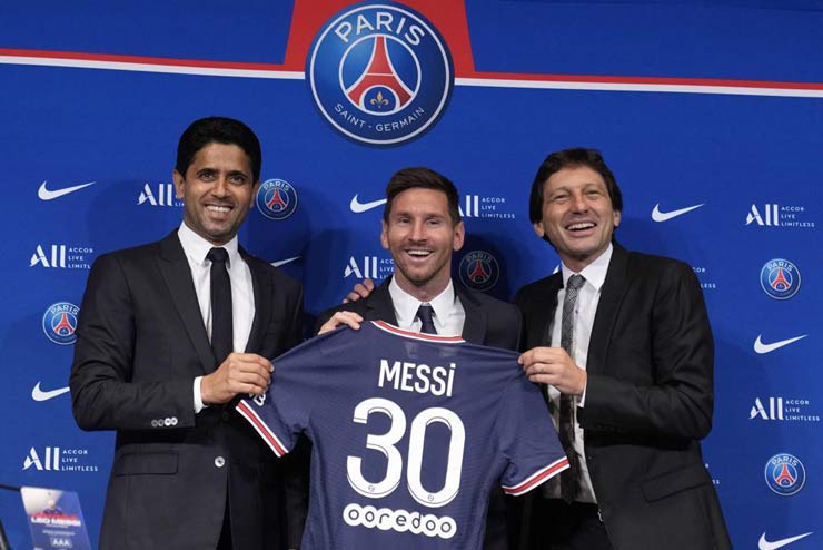 Giám đốc thể thao PSG Leonardo (phải) từng mỉa mai Messi không tận lực cống hiến cho CLB này