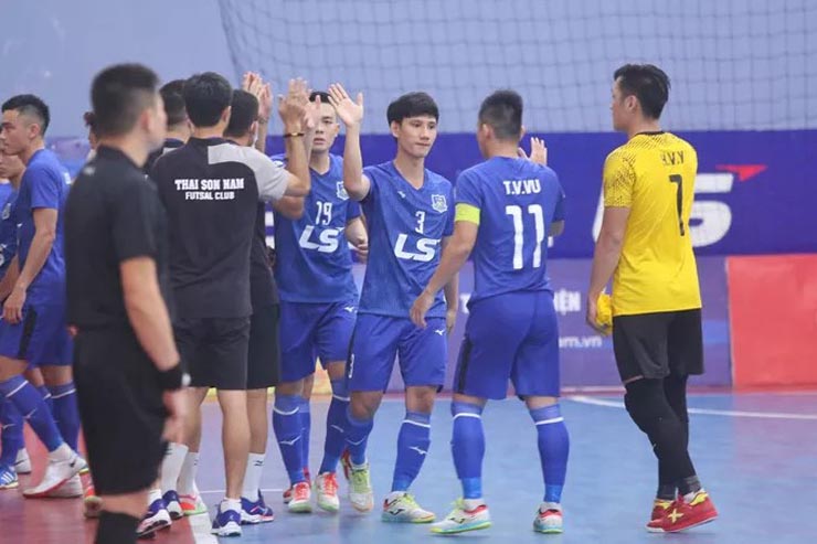 Trận Sahako và Zetbit Sài Gòn FC tạm hoãn khiến Thái Sơn Nam vươn lên đầu bảng xếp hạng