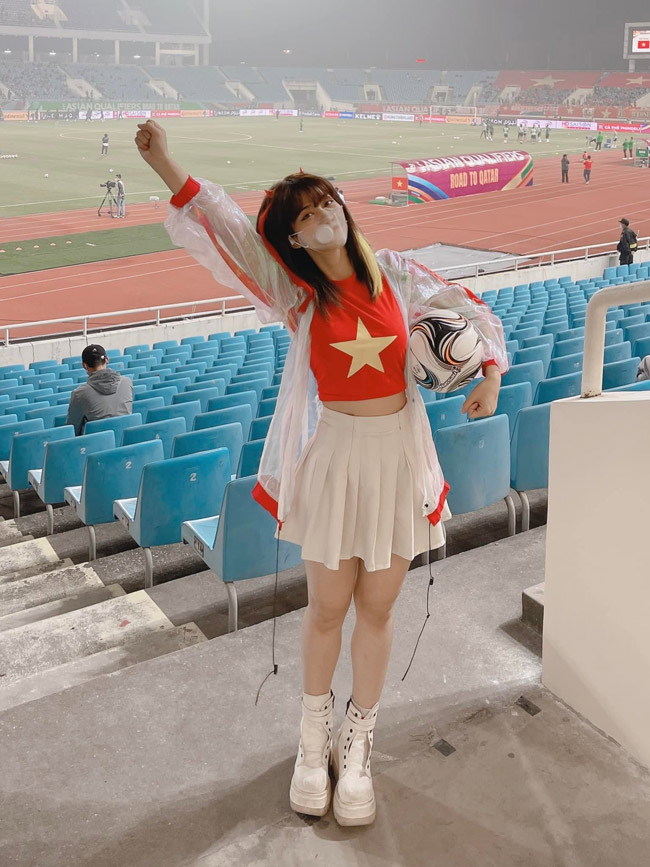 Sau trận đấu giữa tuyển Việt Nam và Ả Rập Saudi (vòng loại World Cup 2022) diễn ra trên sân vận động Mỹ Đình vào tối 16/11 vừa qua, nhiều cô gái bất thình lình nổi tiếng. Dù chỉ xuất hiện trên ti vi 1, 2 giây những cô gái này cũng thu hút sự chú ý của dân mạng nhờ ngoại hình nổi bật. 
