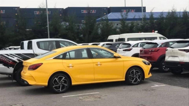 MG 5 (màu vàng) và Mitsubishi Triton Athlete bên cạnh với bộ tem nhận diện