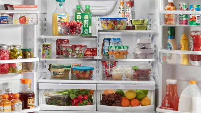Bạn hãy nhớ luôn giữ cho tủ lạnh và tủ đông đầy khoảng 75% dung tích, không nên chất quá nhiều thực phẩm hay để trống tủ. Ảnh minh họa.