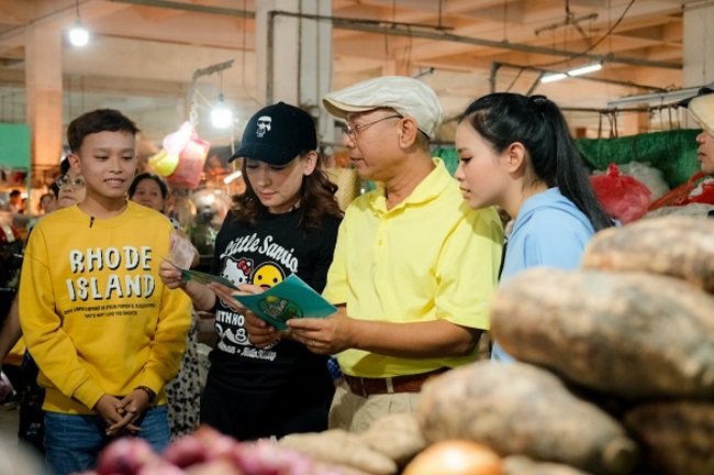 Cố ca sĩ Phi Nhung và hai con nuôi Hồ Văn Cường, Quỳnh Trang cùng đi chợ quê trong một chương trình truyền hình thực tế.
