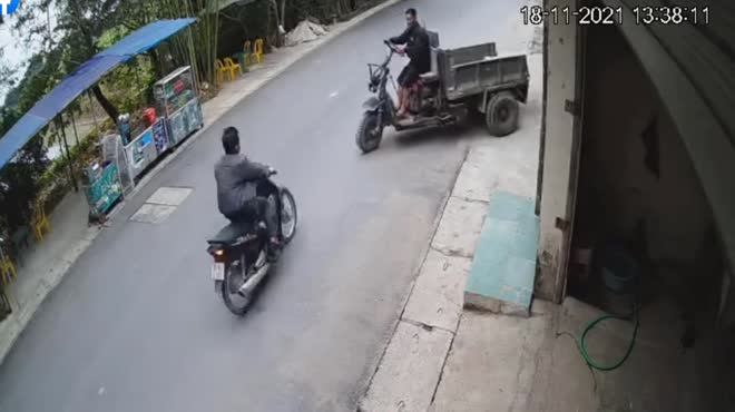 Xe công nông lao ra đường không quan sát gây tai nạn kinh hoàng cho người đi xe máy.