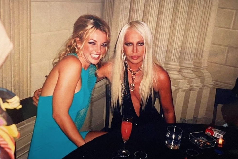 Donatella Versace sẽ thiết kế váy cưới cho Britney Spears - 1