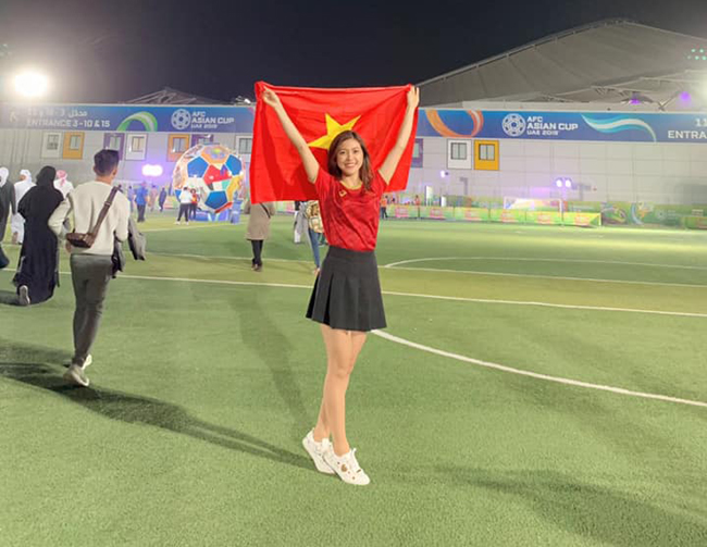 Trong trận đấu này, đội tuyển Việt Nam đã giành chiến thắng 2-0. Thu Hằng đã có những giây phút vỡ òa hạnh phúc với chiến thắng của đội nhà.
