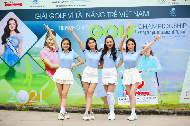 Các người đẹp "đọ sắc" tại giải đấu Tiền Phong Golf Championship 2021.