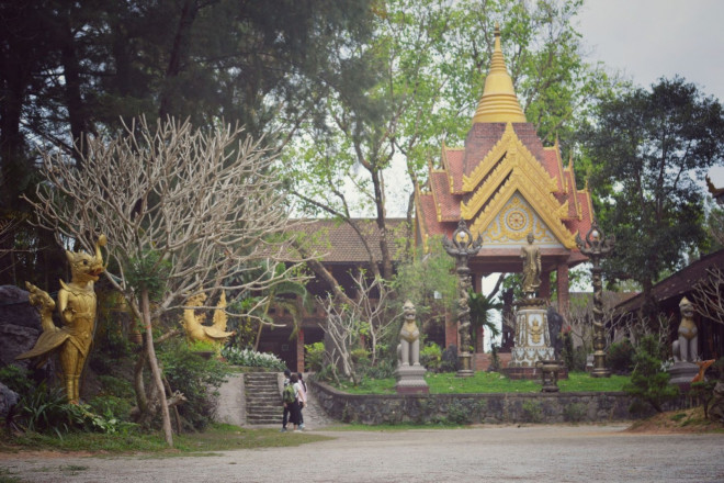 Màu vàng chủ đạo của ngôi chùa hiện diện ở khắp nơi.
