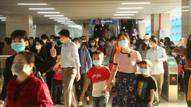 Hôm nay (20/11) là ngày cuối cùng miễn phí giá vé, lại đúng dịp cuối tuần nên rất đông người dân Hà Nội đổ về các nhà ga của tuyến đường sắt đô thị Cát Linh - Hà Đông để đi lại trải nghiệm.