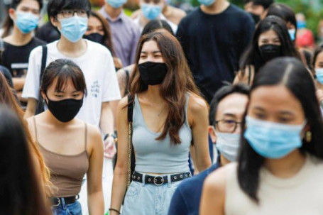 Giáo sư Singapore cảnh báo người trẻ "thích" nhiễm Covid-19 tự nhiên, không tiêm chủng
