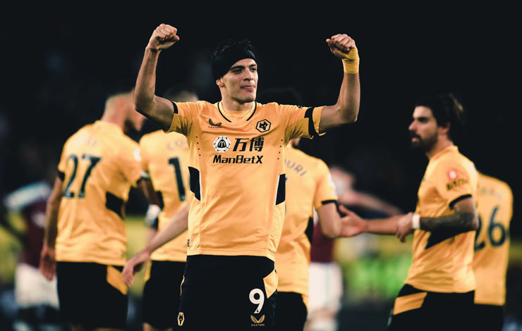 Tiền đạo người Mexico Raul Jimenez ghi bàn mở tỷ số cho Wolves trước West Ham