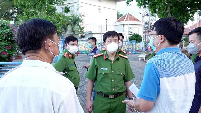 Đại tá Lê Phú Thạnh, Phó Giám đốc Công an tỉnh chỉ đạo công tác khám nghiệm và điều tra tại hiện trường