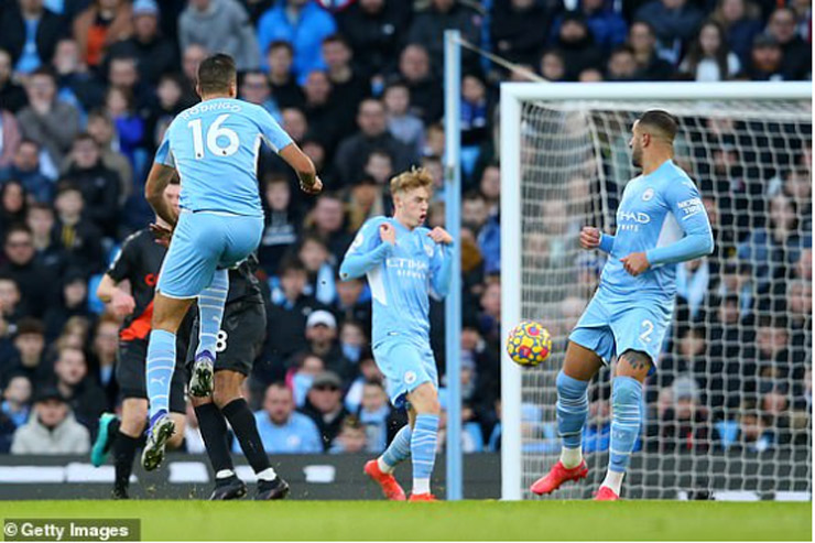 Siêu phẩm "nã rocket" của Rodri vào lưới Everton