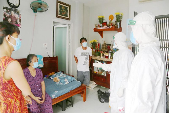 Nhân viên Trạm y tế lưu động đến tận nhà thăm khám cho người mắc COVID-19 tại phường 12, quận Bình Thạnh, TP.HCM. Ảnh: HOÀNG GIANG
