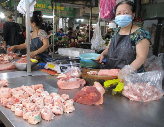 Mặc dù giá lợn hơi vẫn "dậm chân" ở mức thấp nhưng giá thịt lợn chưa giảm tương xứng. Ảnh minh họa từ internet