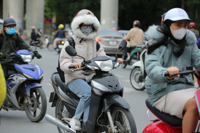 Ngoài áo ấm, găng tay, mũ trùm đầu và khăn quàng cổ là "trang bị" không thể thiếu của nhiều người vào những ngày rét mướt.