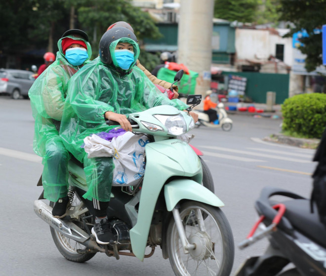 Trời trở lạnh bất ngờ khiến nhiều người không kịp "trở tay" nên áo mưa là "vật thay thế"...