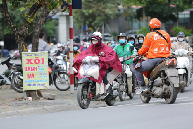 Không khí lạnh bao trùm sáng đầu tuần, người dân phải mặc thêm áo mưa chống rét dù trời tạnh ráo - 4