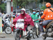 Tin tức trong ngày - Không khí lạnh bao trùm sáng đầu tuần, người dân phải mặc thêm áo mưa chống rét dù trời tạnh ráo