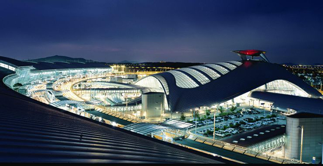 Sân bay Quốc tế Incheon, Hàn Quốc: Nằm trên một hòn đảo gần thủ đô Seoul của Hàn Quốc, nơi đây đã được xếp hạng là sân bay sạch nhất và ưu tú nhất châu Á. Với sân golf 72 lỗ, 7 khu vườn sinh thái và sân trượt băng tổng hợp... sân bay này luôn có vị trí cao trên các bảng xếp hạng.
