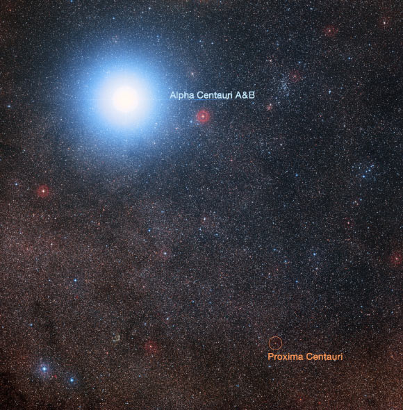 Hệ 3 sao Alpha Centauri với Alpha Centauri A và B nằm cạnh nhau, Alpha Centauri (Proxima Centauri) kém sáng hơn và nằm xa hơn - Ảnh: NASA