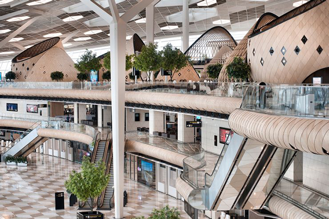Sân bay Quốc tế Heydar Aliyev, Azerbaijan: Được thiết kế độc đáo bởi studio kiến ​​trúc sư Thổ Nhĩ Kỳ Autoban, nơi đây đã tạo ra một bầu không khí của sân bay tương lai vô cùng độc đáo. Điều nổi bật nhất là những chiếc kén bằng gỗ giúp nâng cao trải nghiệm bay của bạn.
