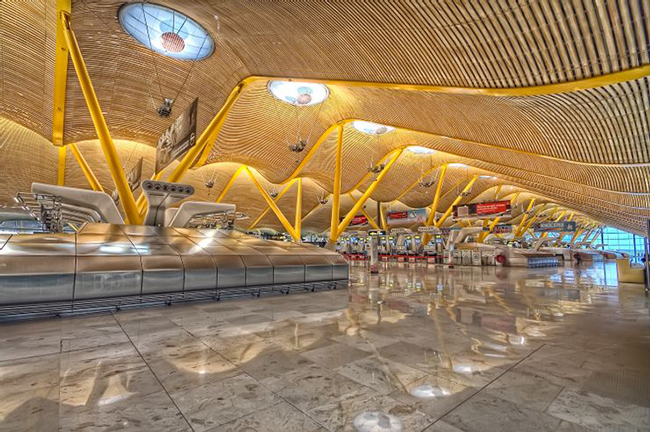 Sân bay Adolfo-Suarez Madrid Barajas, Tây Ban Nha: Sân bay lâu đời nhưng vô cùng hiện đại này là một trong những sân bay lớn nhất châu Âu. Mặc dù có từ năm 1927, nhưng nó đã vô cùng hiện đại với cửa kính,&nbsp;trần dốc, giếng trời hình tròn và những cột trụ rất nghệ thuật.&nbsp;
