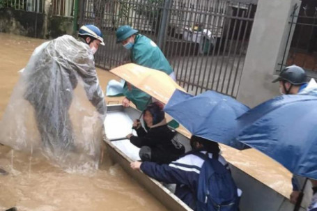 TP Yên Bái ngập nhiều nơi, người dân bì bõm trong mưa rét