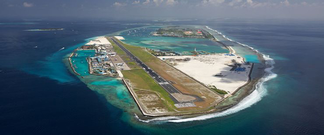 Sân bay Quốc tế Velana, Maldives: Đây là một trong những sân bay đẹp nhất hành tinh, Velana International không nằm trên cùng một hòn đảo với thủ đô Male. Nó nằm trên một hòn đảo riêng biệt gần đó và được bao quanh hoàn toàn bởi nước, bạn sẽ cần bắt một chiếc taxi nước để di chuyển.
