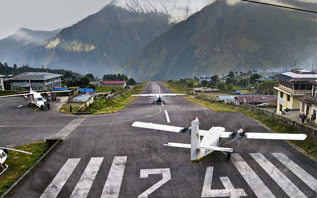 Sân bay Tenzing-Hillary, Nepal: Sân bay Tenzing-Hillary là một trong những sân bay nguy hiểm nhất. Đường băng ấn&nbsp;tượng nằm trên một vách đá với độ cao hơn 600m&nbsp;và việc hạ cánh phụ thuộc hoàn toàn vào điều kiện thời tiết không thể đoán trước của Nepal, nơi thường có sương mù lơ lửng.
