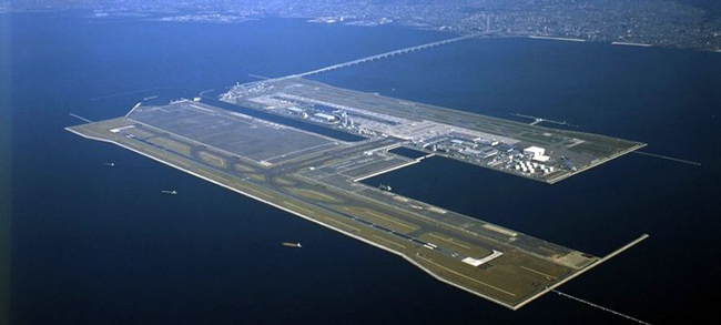 Sân bay Quốc tế Kansai, Nhật Bản: Ở Nhật Bản, tài nguyên khan hiếm đến mức các kỹ sư phải xây dựng sân bay Kansai trên một hòn đảo nhân tạo "Kenseya" ở vịnh Osaka, cách bờ biển gần 5km. Nếu ngoại thất của sân bay trên mặt nước này không gây ấn tượng với bạn, thì kiến ​​trúc hiện đại của nội thất chắc chắn sẽ khiến bạn hài lòng.
