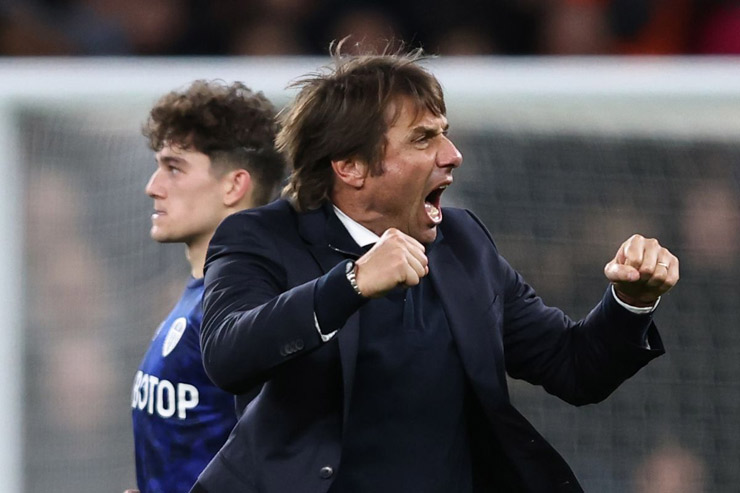 Niềm phấn khích của tân HLV Tottenham Antonio Conte khi thắng ngược Leeds 2-1